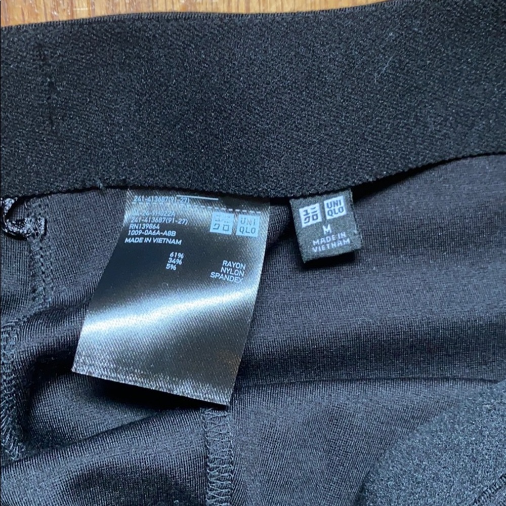 Uniqlo black skirt - Picture 5 of 5